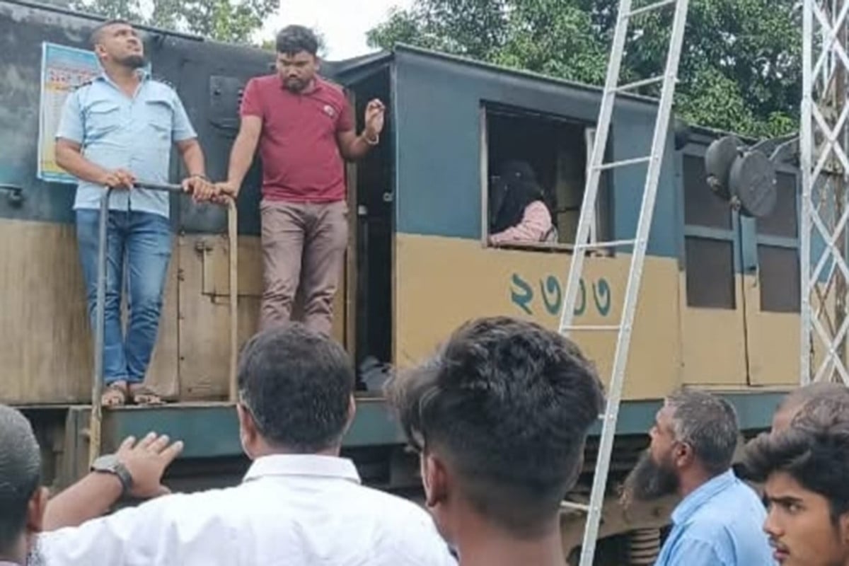 পীরগাছায় একই লাইনে দুই ট্রেন, অল্পের জন্য রক্ষা