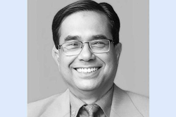 কাঠগড়ায় মাফ চাওয়ার ভঙ্গিতে দাঁড়ানো