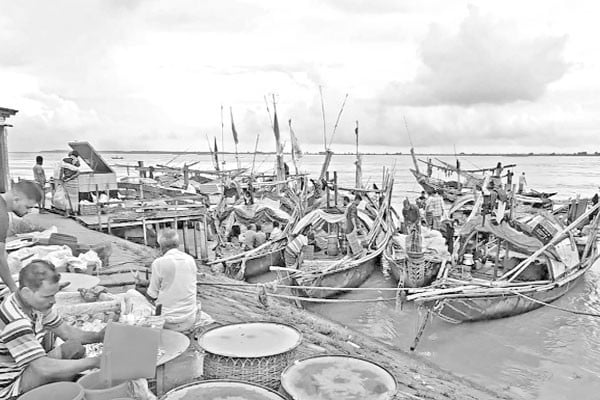 মিলছে না ইলিশ, সংকটে জেলেরা