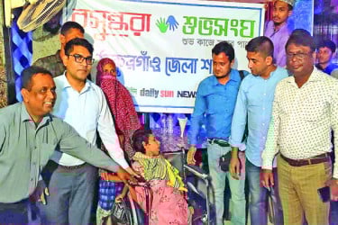 প্রতিবন্ধী শিশুকে হুইল চেয়ার দিল শুভসংঘ