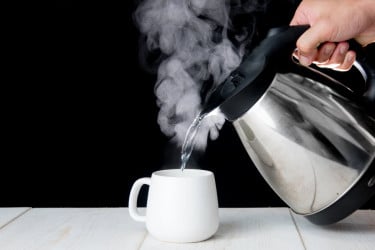 যেসব কারণে কুসুম গরম পানি পান করবেন