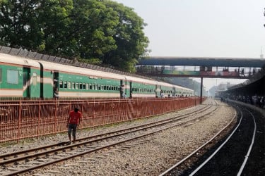যমুনা এক্সপ্রেস ট্রেন বিমানবন্দর রেলওয়ে স্টেশন এলাকায় লাইনচ্যুত