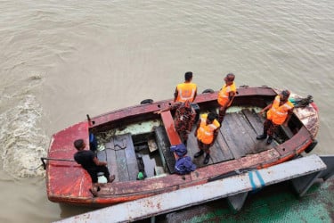 পশুর নদীতে বাল্কহেড থেকে পড়ে নিখোঁজ ১