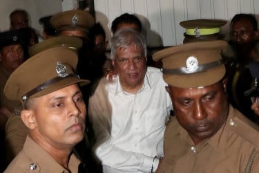 রিমান্ডের পর হাসপাতালে ভর্তি লঙ্কান সাবেক প্রেসিডেন্ট রনিল বিক্রমাসিংহে