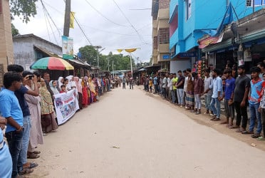 দিনাজপুরে ‌‘সন্ত্রাসী হামলার’ প্রতিবাদে মানববন্ধন
