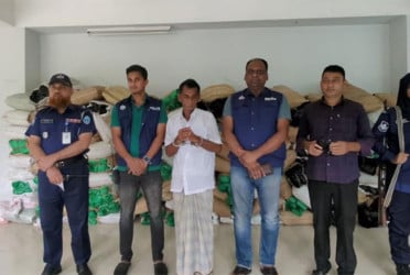 কসবায় নিষিদ্ধ পলিথিনসহ গ্রেফতার ১