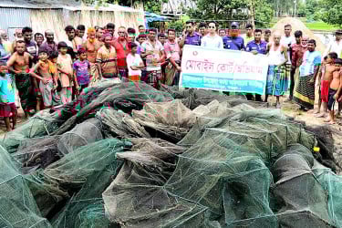 বগুড়ায় ৩২ নিষিদ্ধ চায়না দুয়ারী জাল ধ্বংস