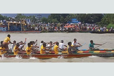 মানিকগঞ্জে নৌকাবাইচ দেখতে মানুষের ঢল
