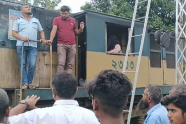 পীরগাছায় একই লাইনে দুই ট্রেন, অল্পের জন্য রক্ষা