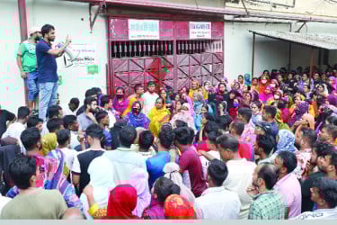 সড়ক অবরোধ করে তেজগাঁওয়ে গার্মেন্ট শ্রমিকদের বিক্ষোভ