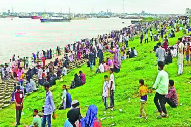 পাল্টে যাচ্ছে কর্ণফুলীর তীর