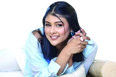অন্য রকম লুকে টয়া