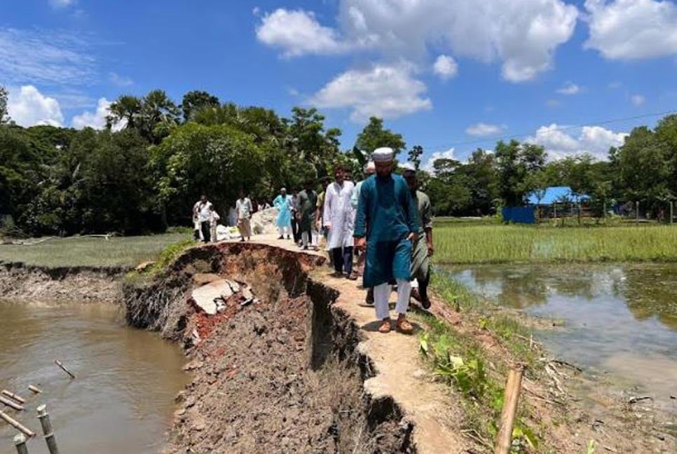 কাটাখালী নদীর ভাঙনে বিলীন মাতুভূঞার পাকা সড়ক