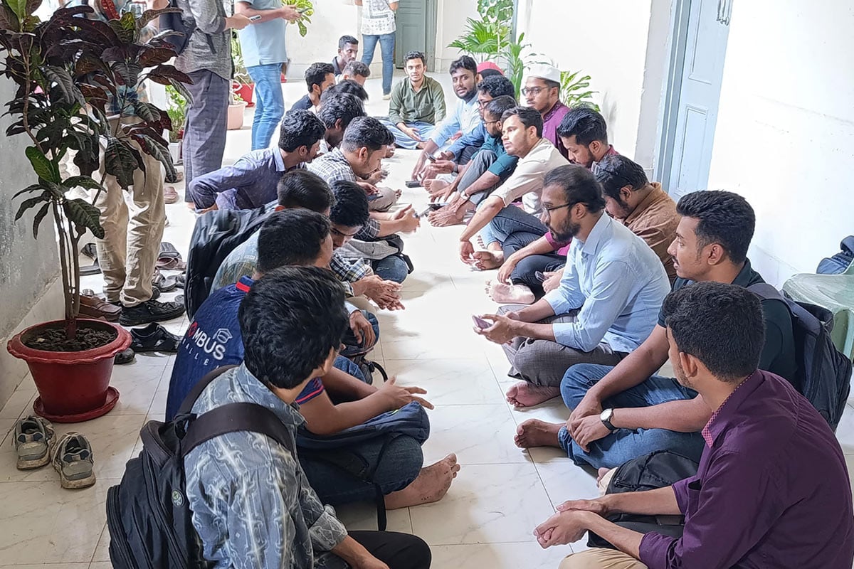 জবি উপাচার্যের কক্ষের সামনে দুই দাবিতে ‘ব্রেক দ্য সাইলেন্স’ কর্মসূচি