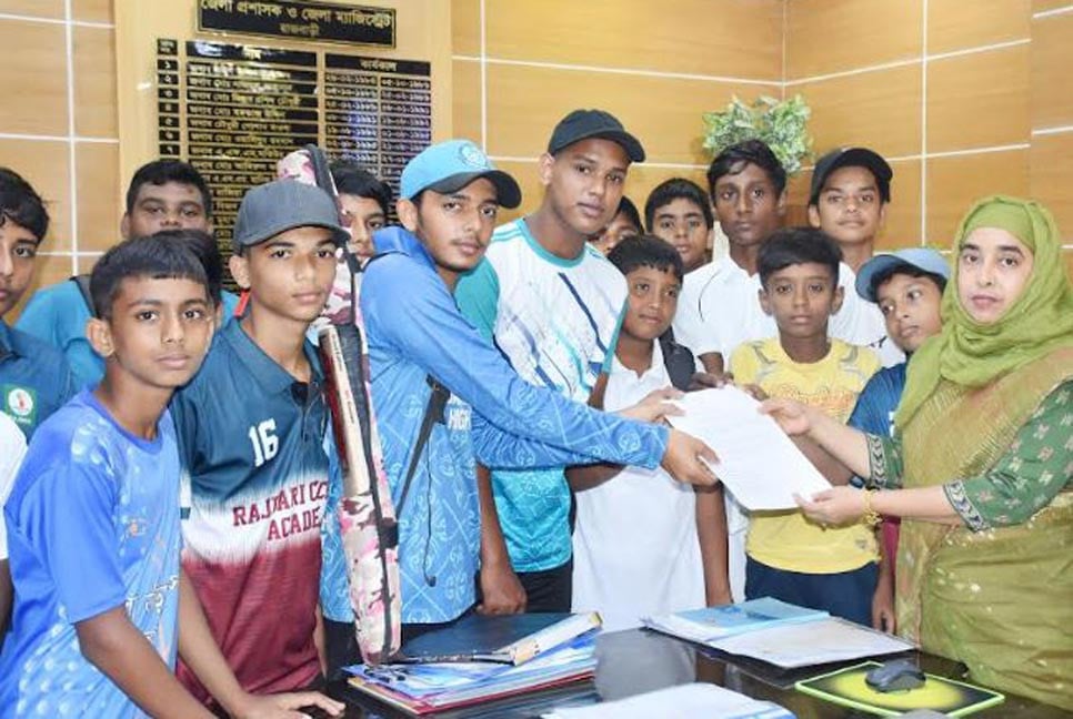 রাজবাড়ী জেলা স্টেডিয়াম সংস্কারের দাবিতে স্মারকলিপি