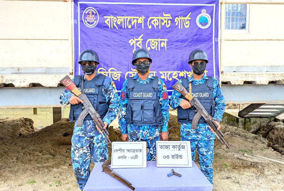 মহেশখালীতে দেশীয় আগ্নেয়াস্ত্র ও তাজা কার্তুজ জব্দ