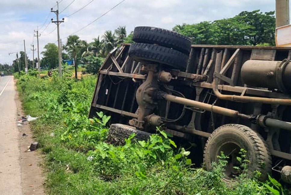 কুমিল্লায় কাভার্ডভ্যানের পেছনে ট্রাকের ধাক্কায় নিহত ১