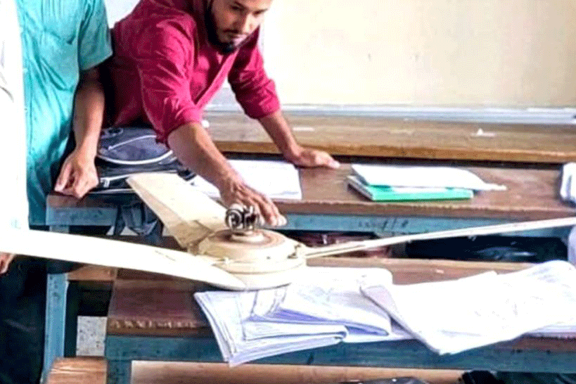 ক্লাস চলাকালে খুলে পড়ল সিলিং ফ্যান, অতঃপর...