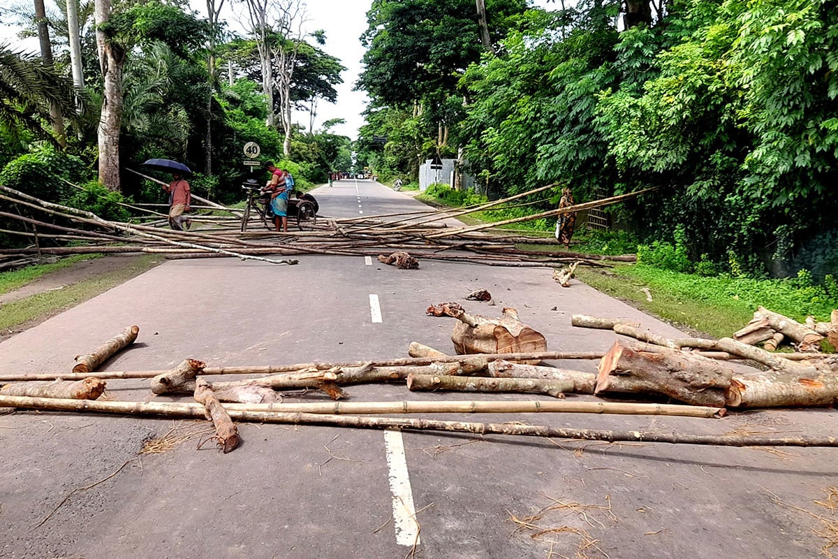 বাগেরহাটের চারটি সংসদীয় আসন বহালের 
দাবিতে হরতাল মহাসড়ক অবরোধ