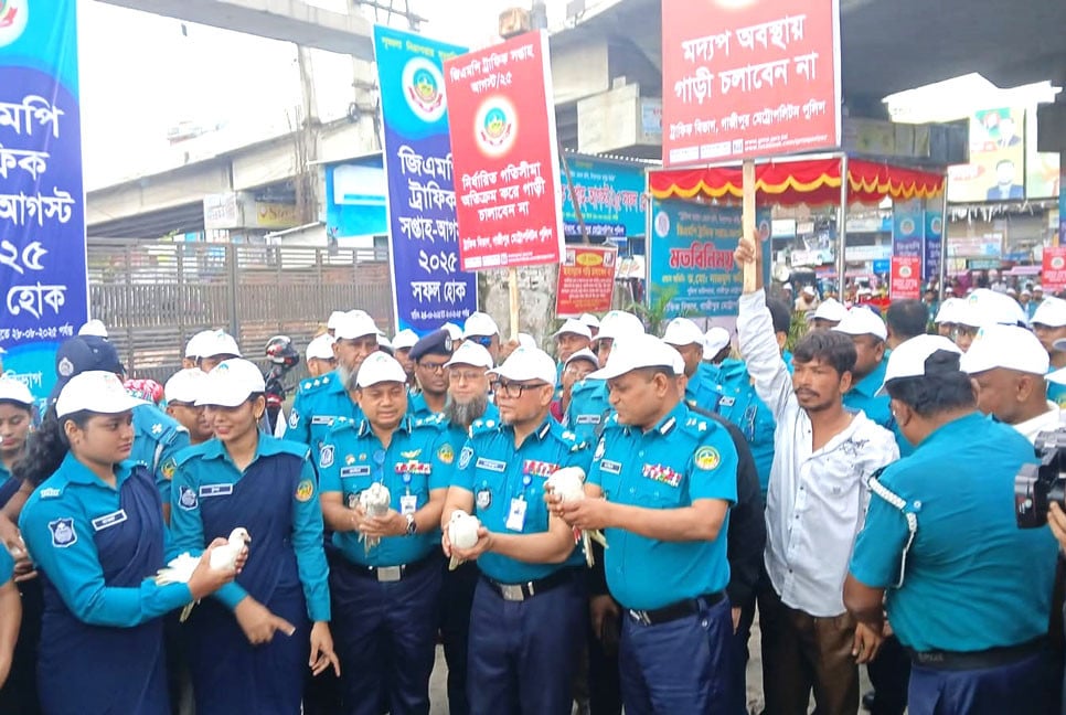 গাজীপুরে ট্রাফিক সদস্যদের স্বচ্ছতা নিশ্চিতে লাগানো হচ্ছে বডিঅন ক্যামেরা