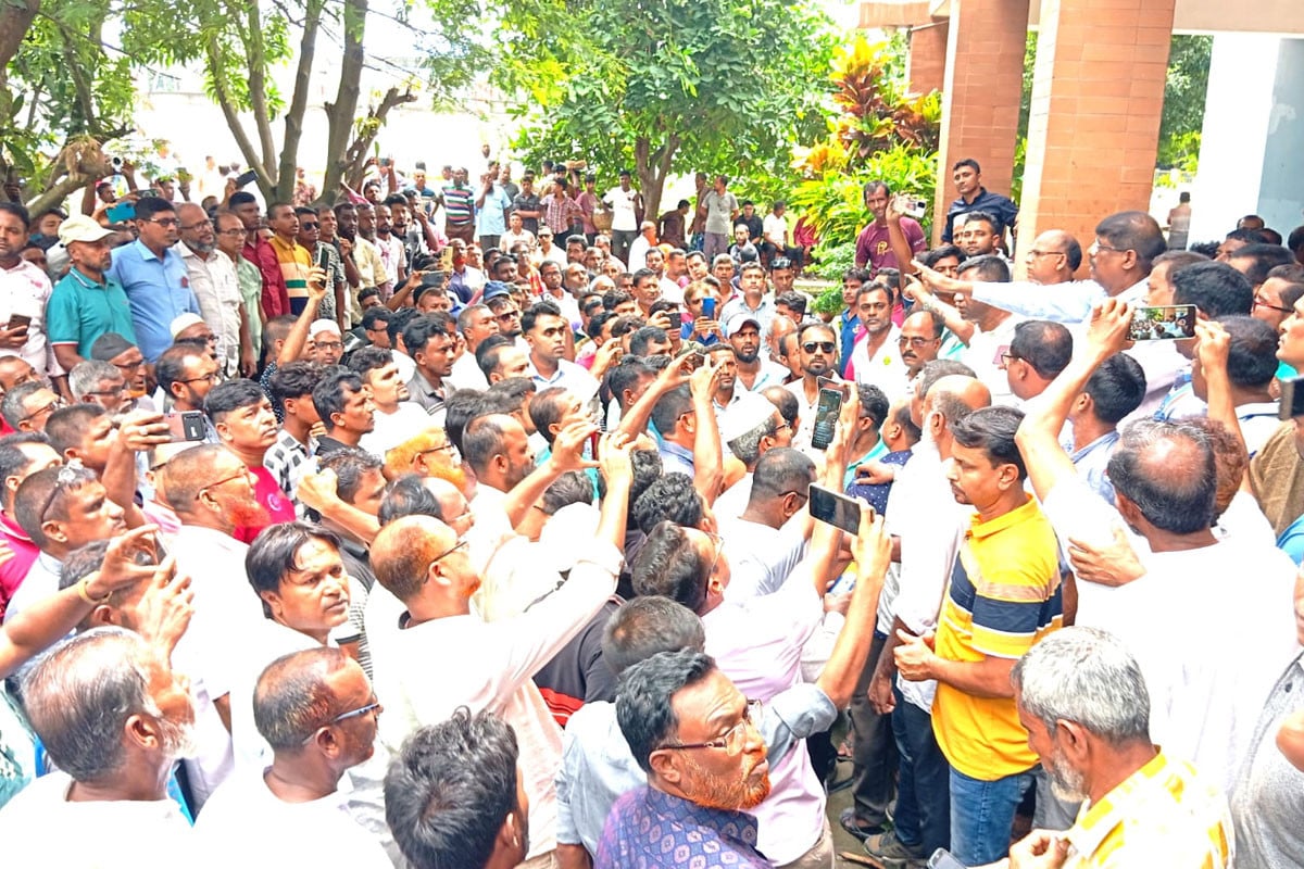 যশোর-৬ আসন অপরিবর্তিত রাখার দাবিতে বিএনপির বিক্ষোভ, স্মারকলিপি