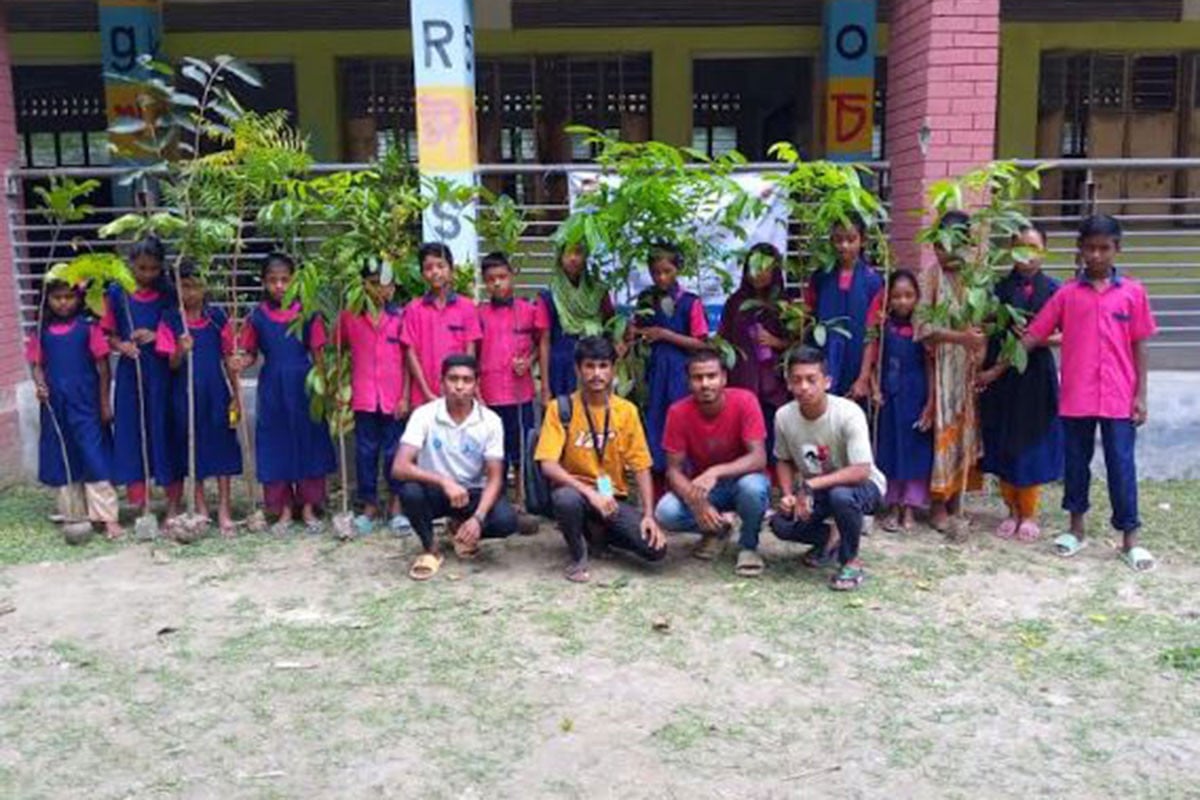 পরিবেশের ভারসাম্য রক্ষায় শিক্ষাপ্রতিষ্ঠানে গাছের চারা বিতরণ