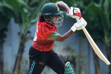 ছেলেদের কাছে ৪৯ রানে অলআউট নারী লাল দল