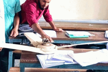 ক্লাস চলাকালে খুলে পড়ল সিলিং ফ্যান, অতঃপর...