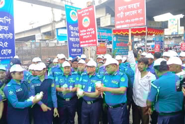 গাজীপুরে ট্রাফিক সদস্যদের স্বচ্ছতা নিশ্চিতে লাগানো হচ্ছে বডিঅন ক্যামেরা