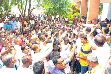 যশোর-৬ আসন অপরিবর্তিত রাখার দাবিতে বিএনপির বিক্ষোভ, স্মারকলিপি