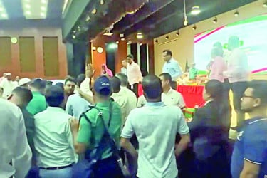 আসন সীমানা নিয়ে তুলকালাম