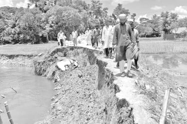 সড়কে ভাঙন চলাচল বন্ধ