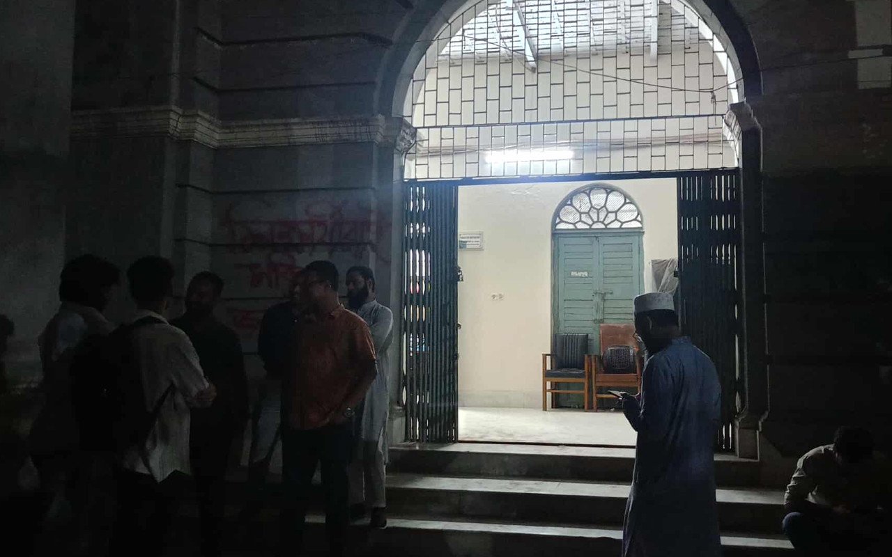 আট ঘণ্টা পর জবির প্রশাসনিক ভবনের তালা খুলল আন্দোলনরত শিক্ষার্থীরা