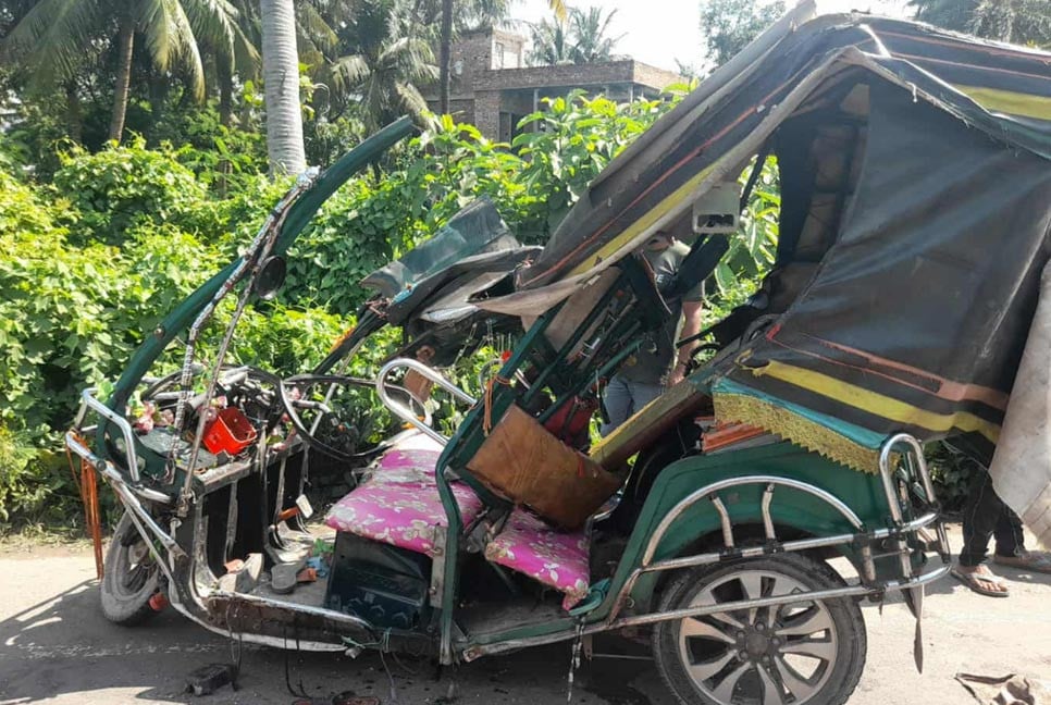 খুলনায় ট্রাকের ধাক্কায় ইজিবাইকের তিন যাত্রী নিহত