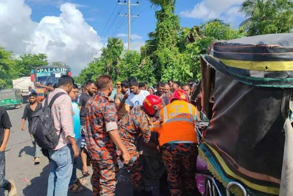 খুলনায় ট্রাকের ধাক্কায় ইজিবাইকের তিন যাত্রী নিহত