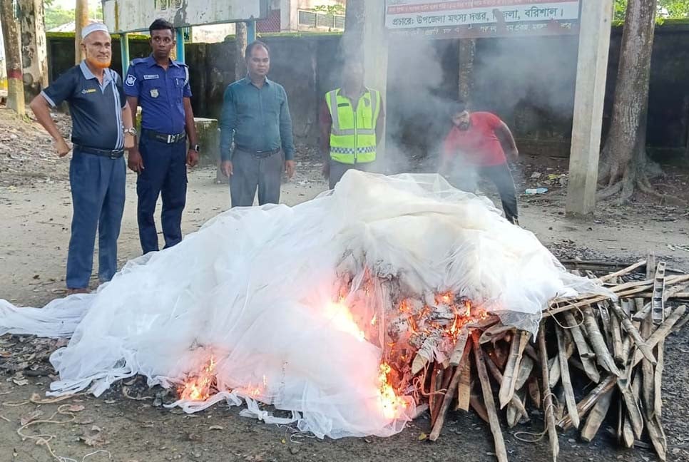বরিশালে তিন জেলেকে জরিমানা
