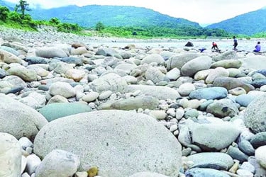 স্বেচ্ছায় পাথর ফিরিয়ে দিচ্ছেন ব্যবসায়ীরা