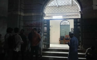 আট ঘণ্টা পর জবির প্রশাসনিক ভবনের তালা খুলল আন্দোলনরত শিক্ষার্থীরা