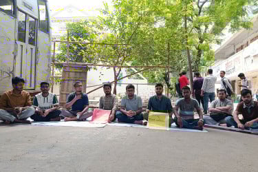 জবি শিক্ষার্থীদের অবস্থান আন্দোলন চতুর্থ দিনে