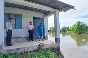 ফেনীতে কাটাখালী নদীর ভাঙনে ঝুঁকিতে স্কুলভবন