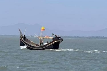 ট্রলারসহ ৭ রোহিঙ্গা জেলেকে ধরে নিয়ে গেছে আরাকান আর্মি