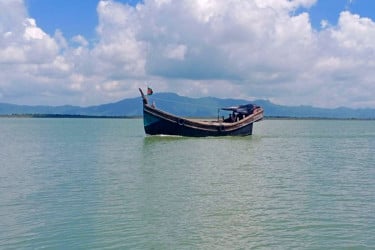 আরাকান আর্মির ধাওয়ায় নাফ নদীতে ট্রলার ডুবি, ৭ জেলে উদ্ধার