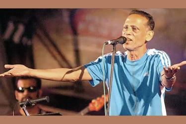 পপগুরুর গানের পেছনের গল্প