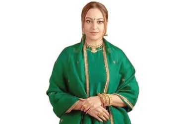 সোনাক্ষীর চমকের অপেক্ষায়