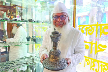 বাড়িটি যেন প্রাচীন জাদুঘর
