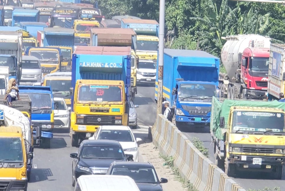 ঢাকা-চট্টগ্রাম ও ঢাকা-সিলেট মহাসড়কে দীর্ঘ যানজট