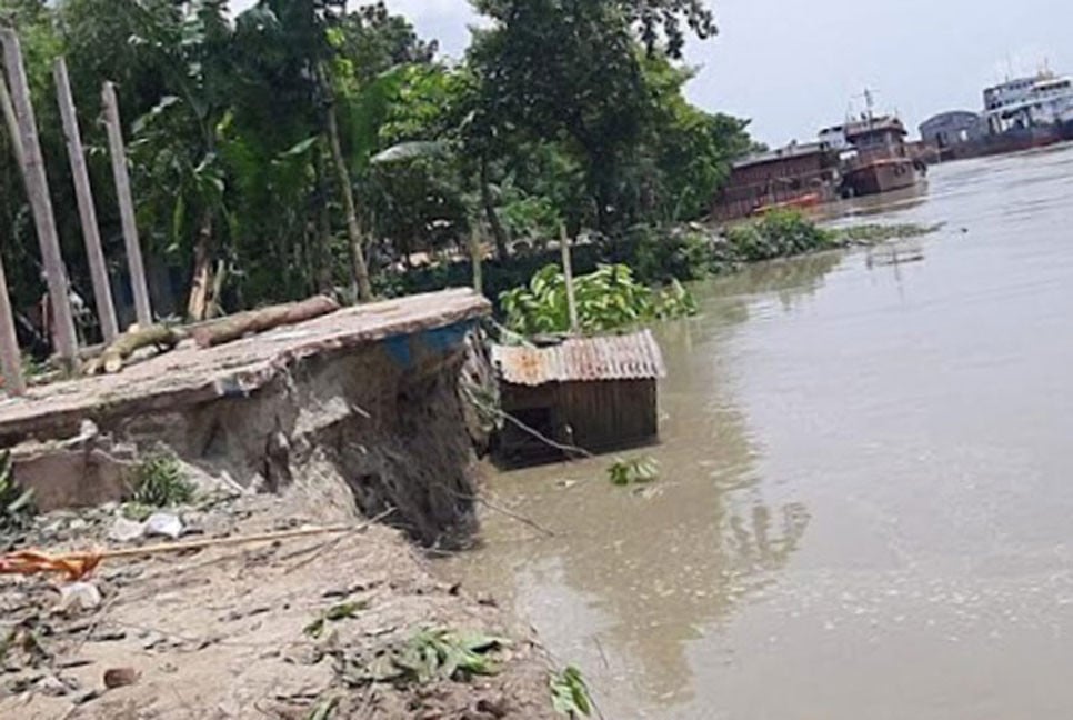 মানিকগঞ্জে ভাঙন আতঙ্কে নদীপাড়ের মানুষ