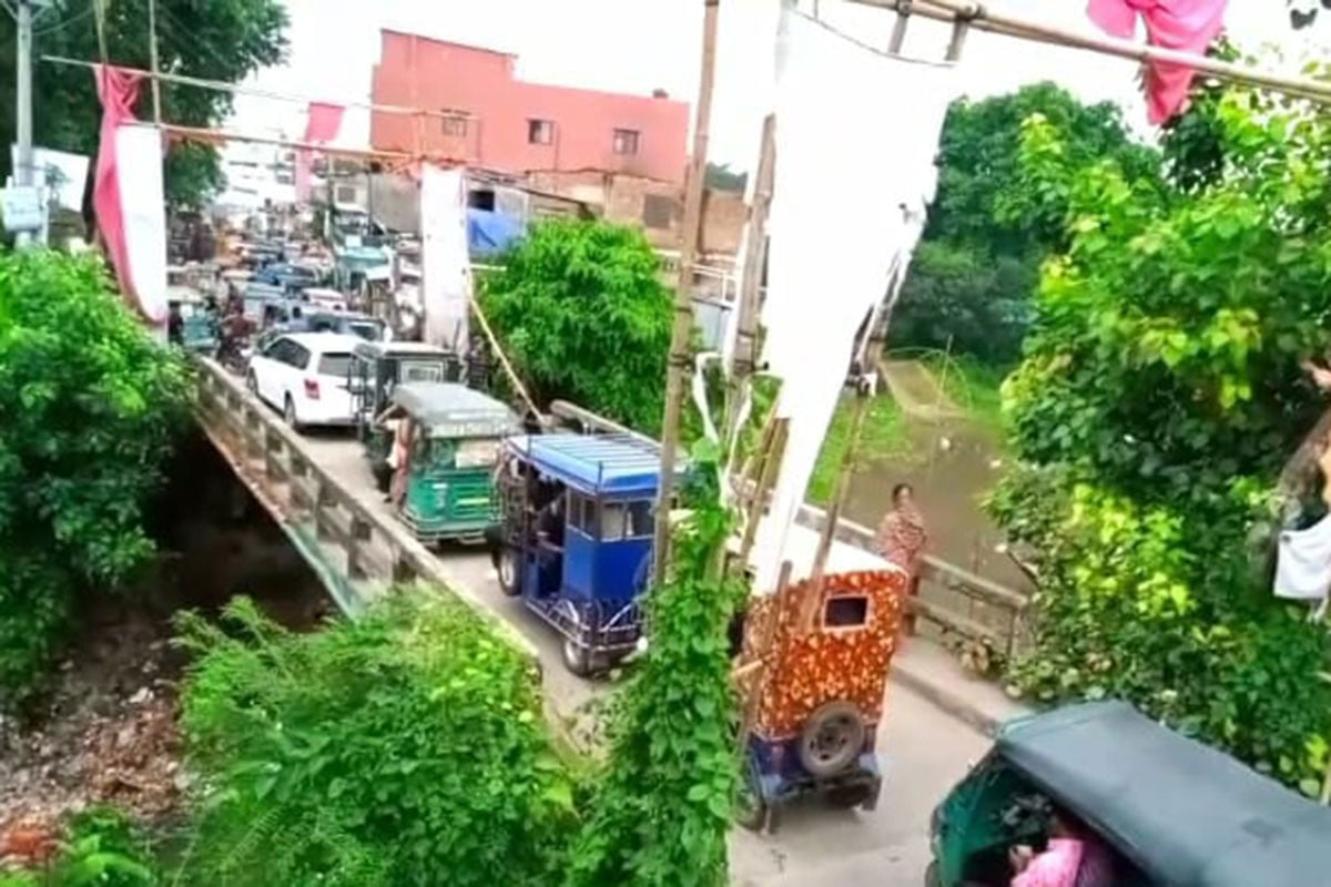 সরু সেতু পারাপারে চরম ভোগান্তি