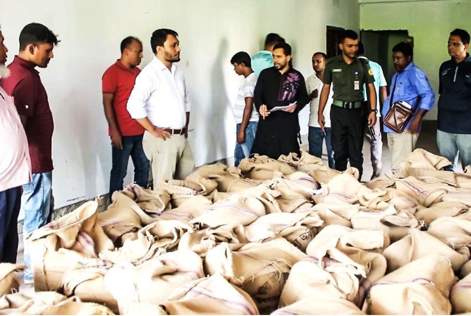 বগুড়ায় খাদ্যবান্ধব কর্মসূচির ১৫৬ বস্তা চাল জব্দ