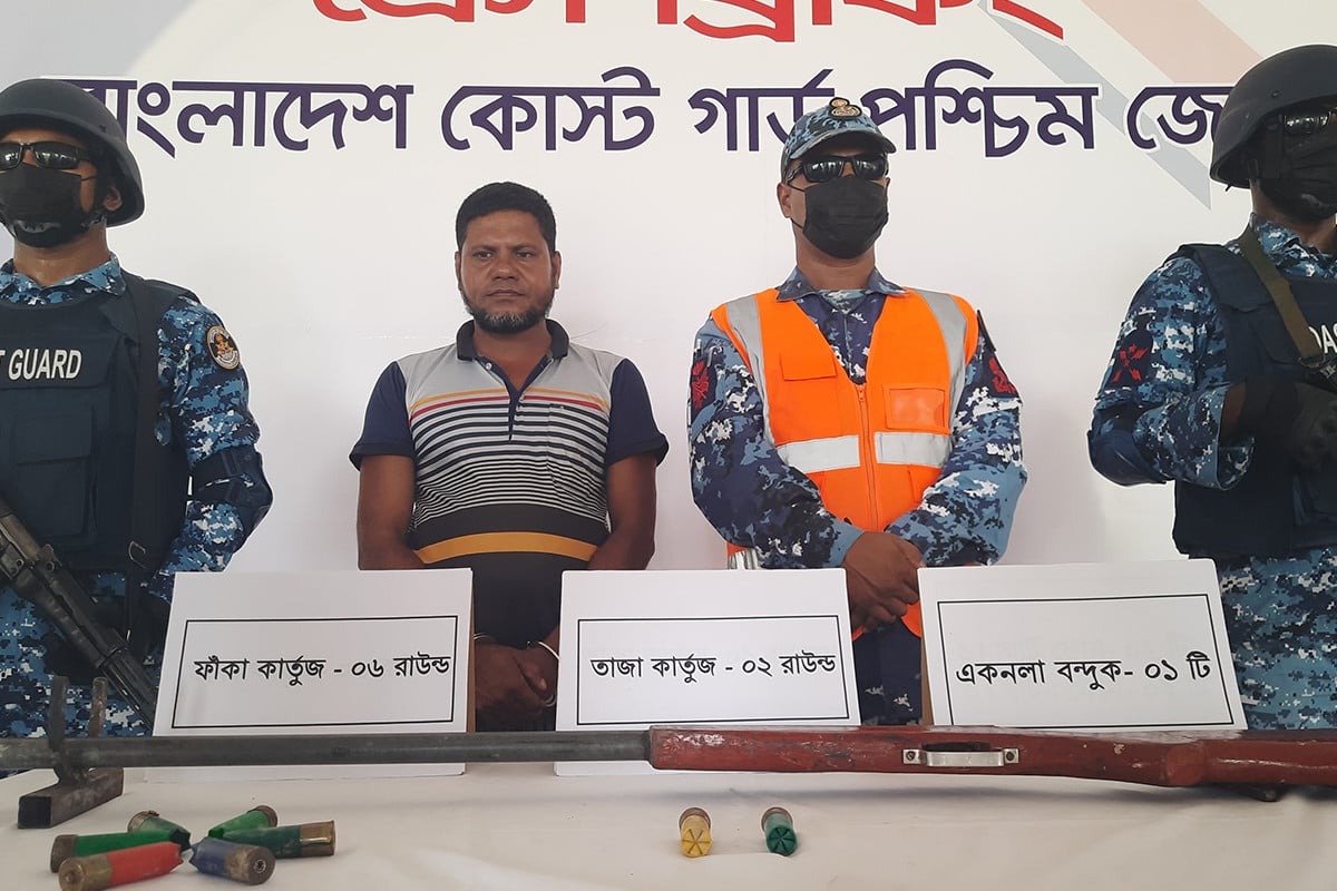 সুন্দরবনে অস্ত্র ও গুলিসহ বনদস্যু আটক